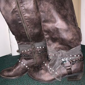 STYLISH HEELED BOOTS